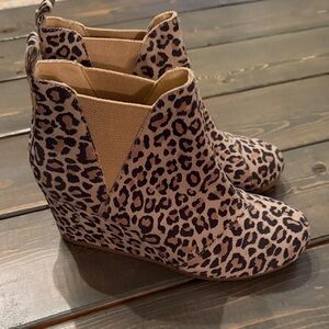 NWOT Toms Leopard Wedge Ankle Boots